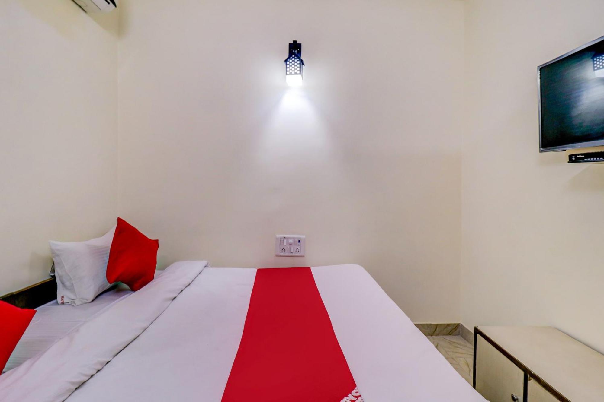 Hotel O Rs Hotels Near Pitampura Metro Delhi  Ngoại thất bức ảnh