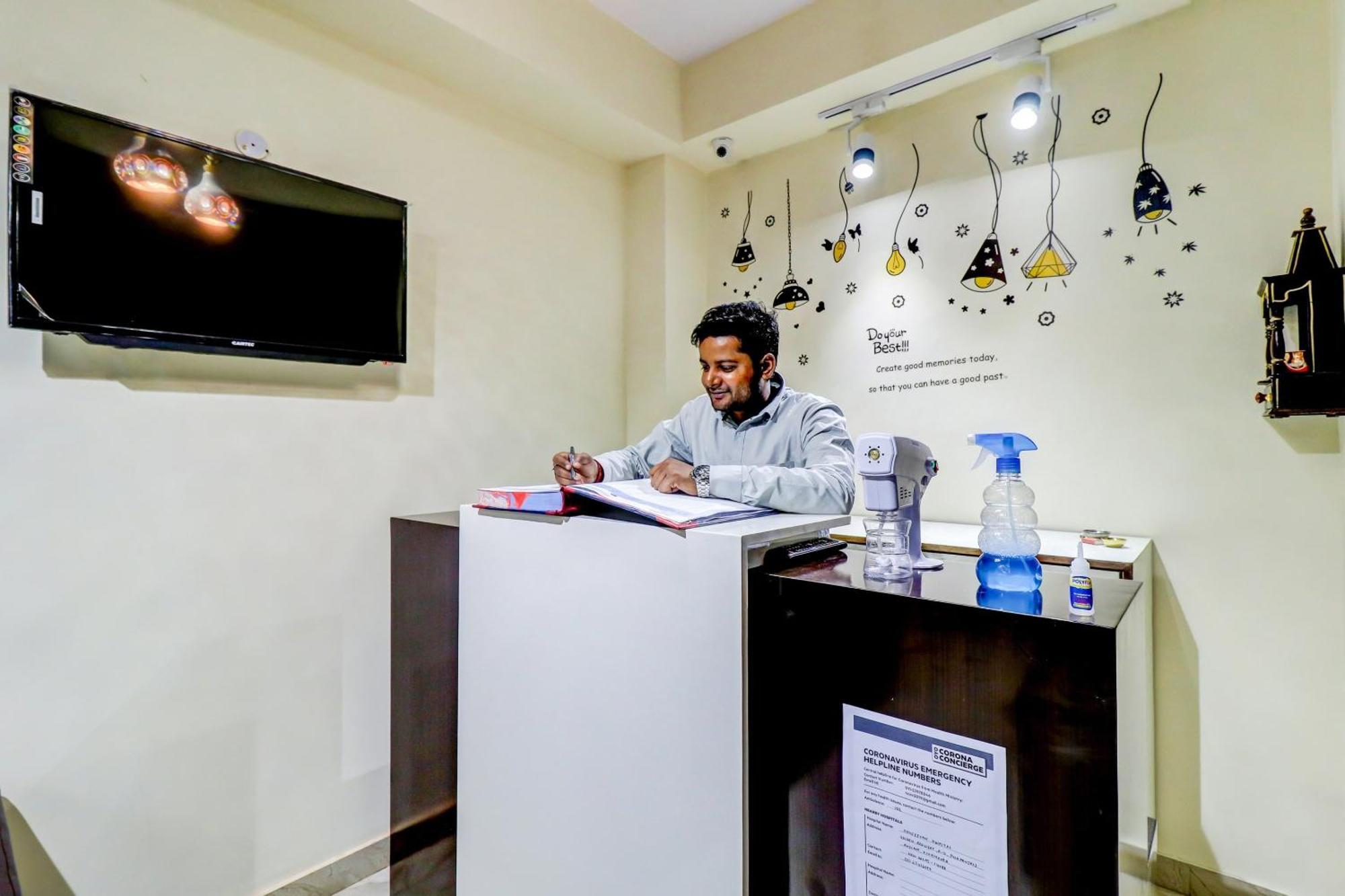 Hotel O Rs Hotels Near Pitampura Metro Delhi  Ngoại thất bức ảnh