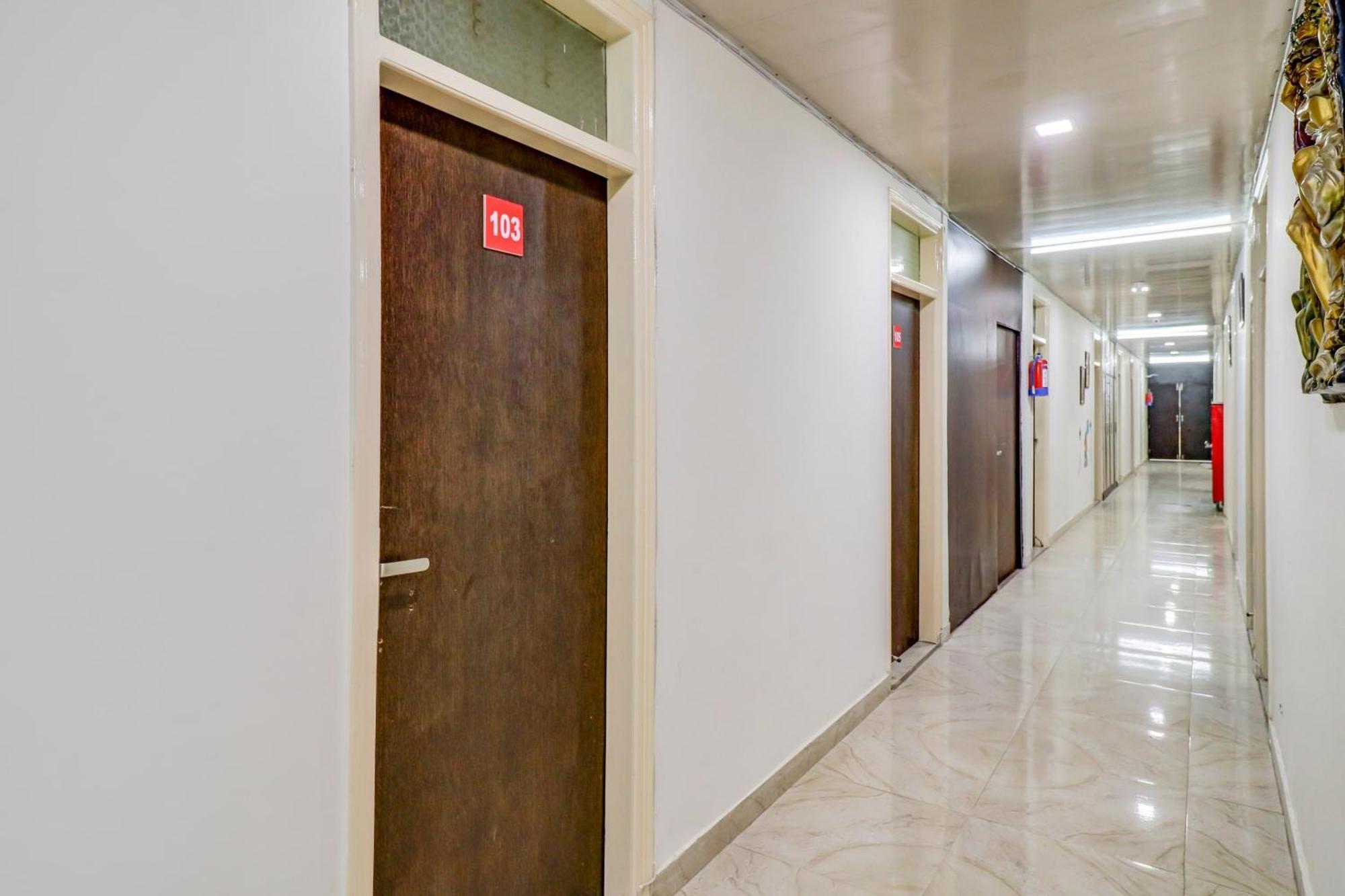 Hotel O Rs Hotels Near Pitampura Metro Delhi  Ngoại thất bức ảnh