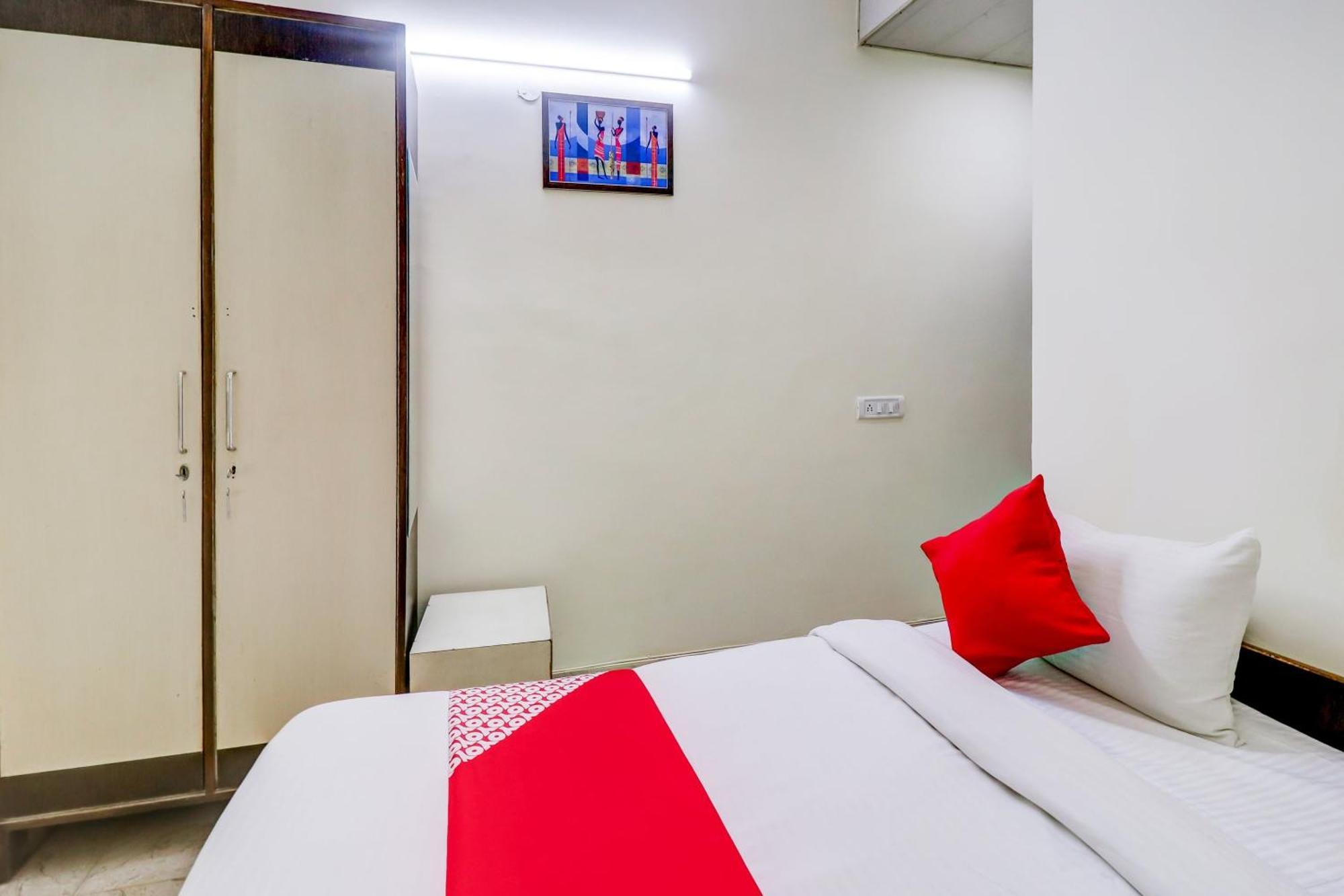 Hotel O Rs Hotels Near Pitampura Metro Delhi  Ngoại thất bức ảnh