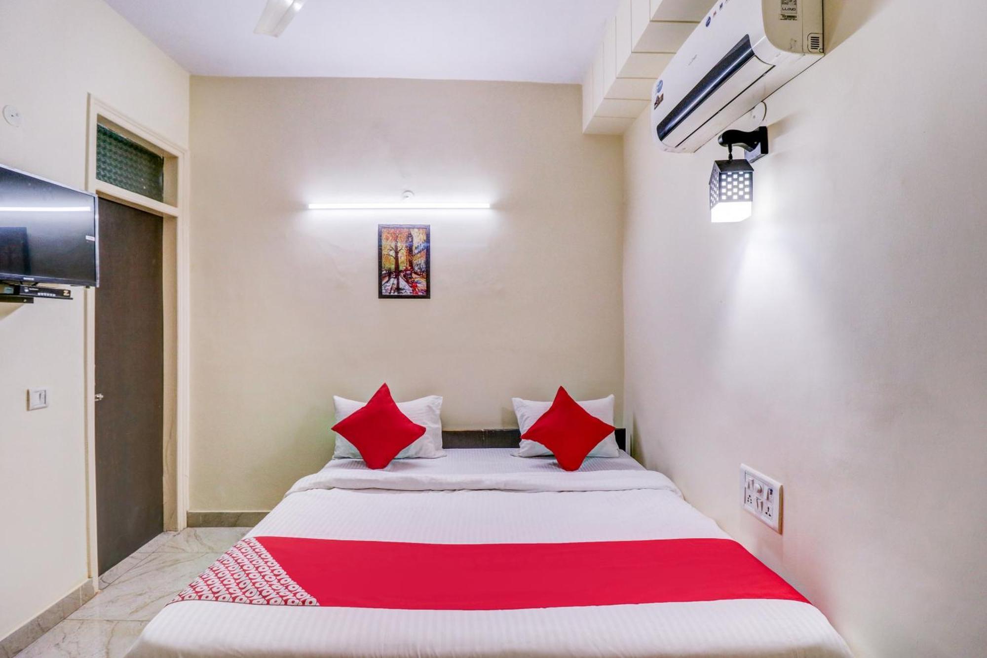 Hotel O Rs Hotels Near Pitampura Metro Delhi  Ngoại thất bức ảnh