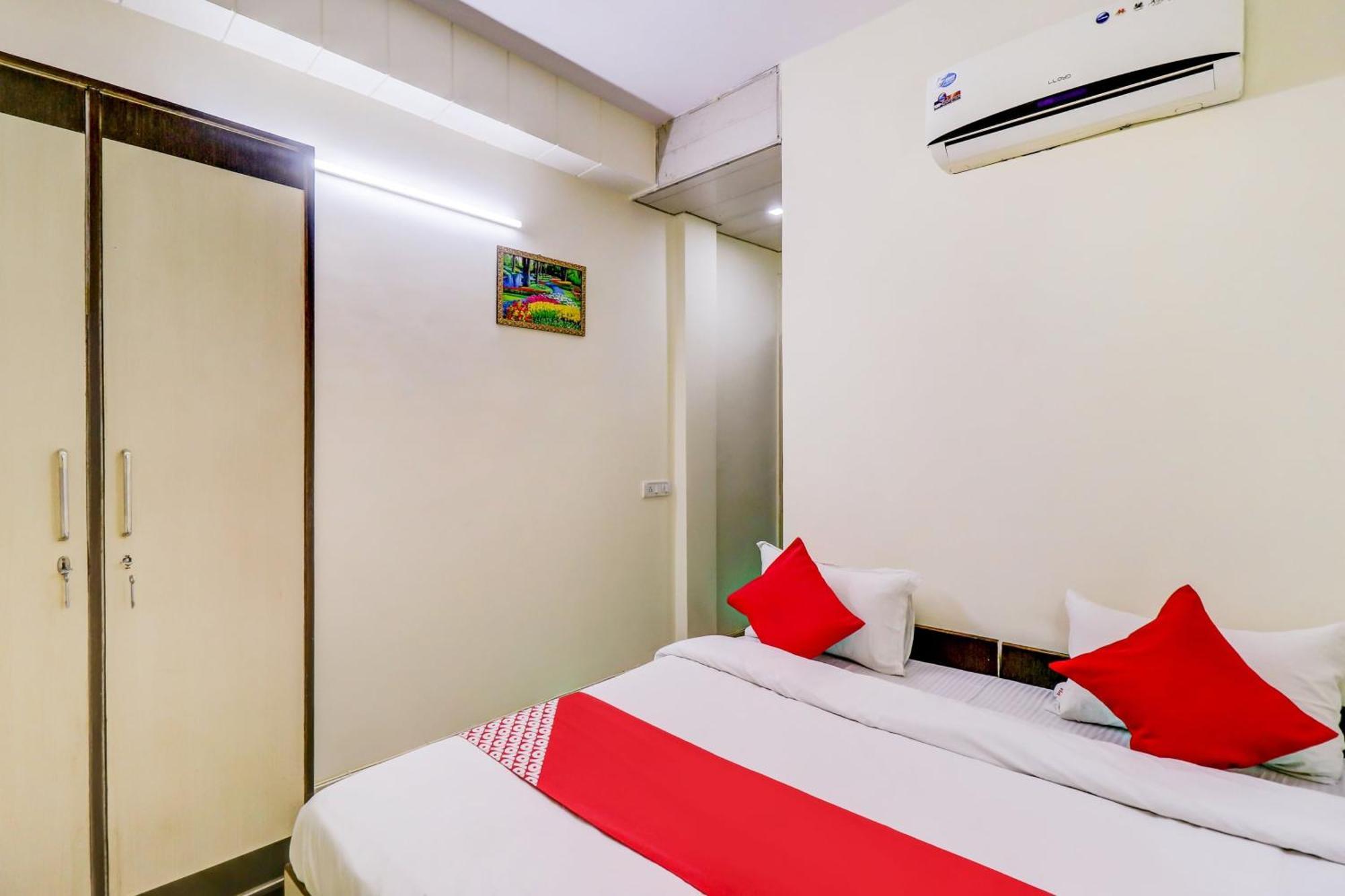 Hotel O Rs Hotels Near Pitampura Metro Delhi  Ngoại thất bức ảnh