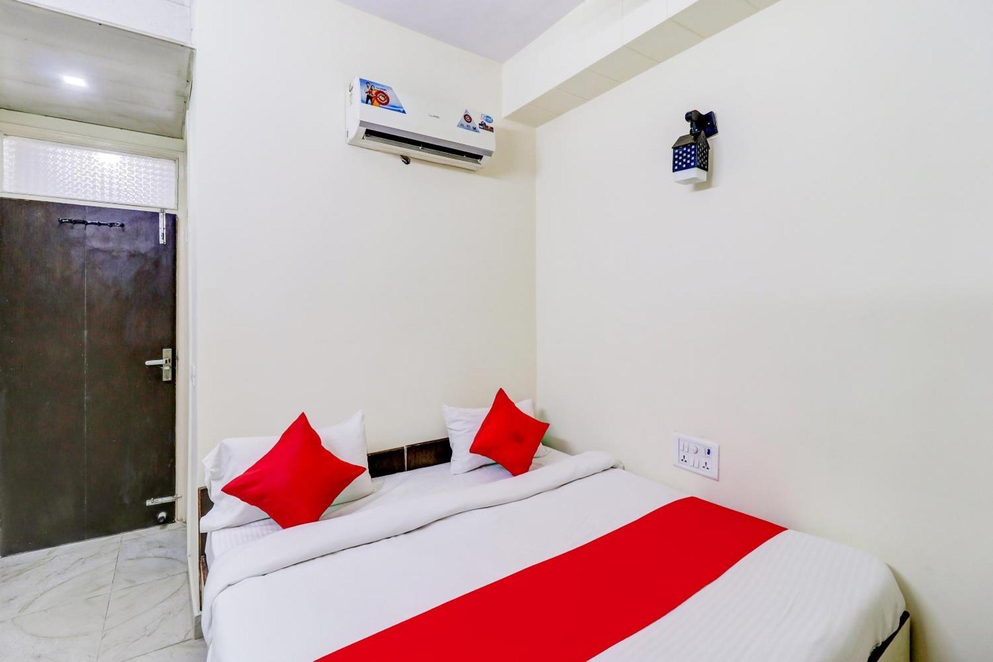 Hotel O Rs Hotels Near Pitampura Metro Delhi  Ngoại thất bức ảnh